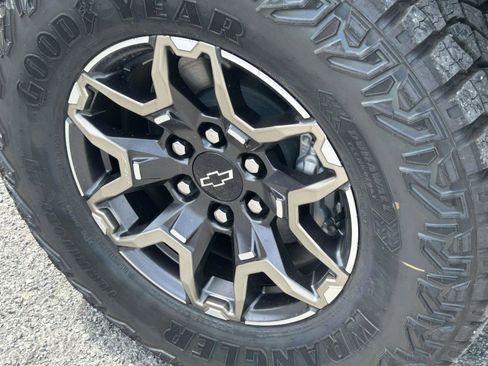 New 2026 Chevrolet Colorado ZR2 w/ Technology Package AWD/4WD image 9
