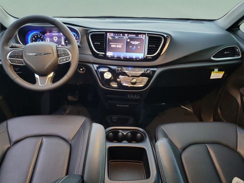 Used 2025 Chrysler Voyager LX FWD image 7
