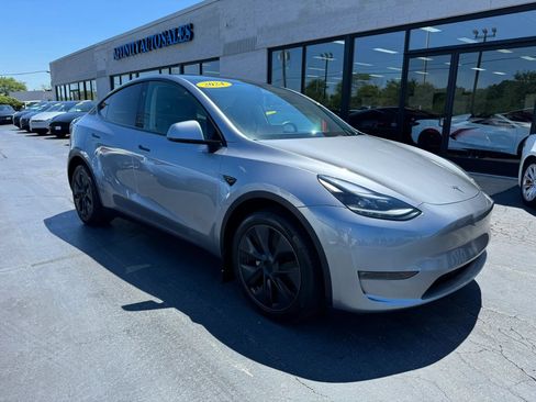 Used 2024 Tesla Model Y Long Range AWD/4WD image 1
