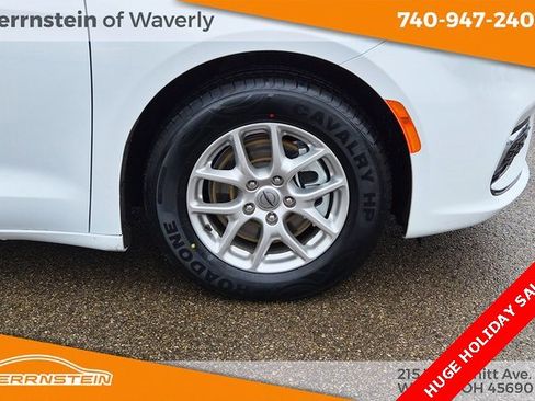 Used 2023 Chrysler Pacifica Touring-L image 31