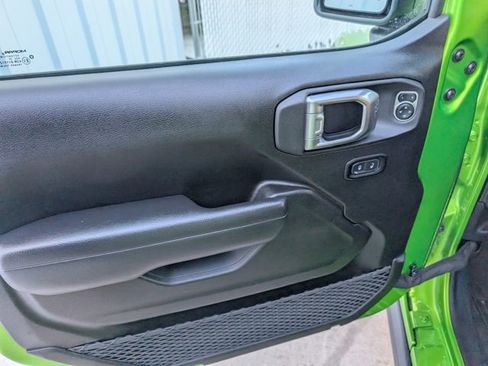 Used 2025 Jeep Gladiator Sport image 7