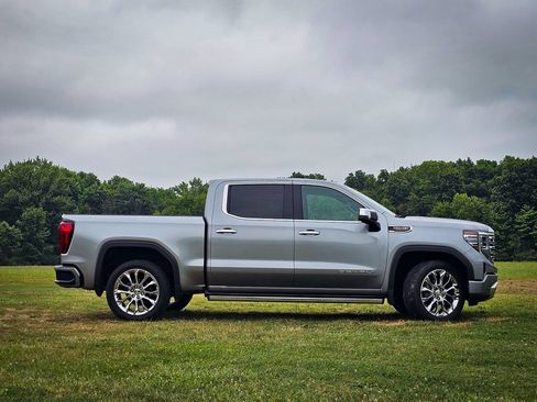Used 2024 GMC Sierra 1500 Denali w/ Technology Package AWD/4WD image 3