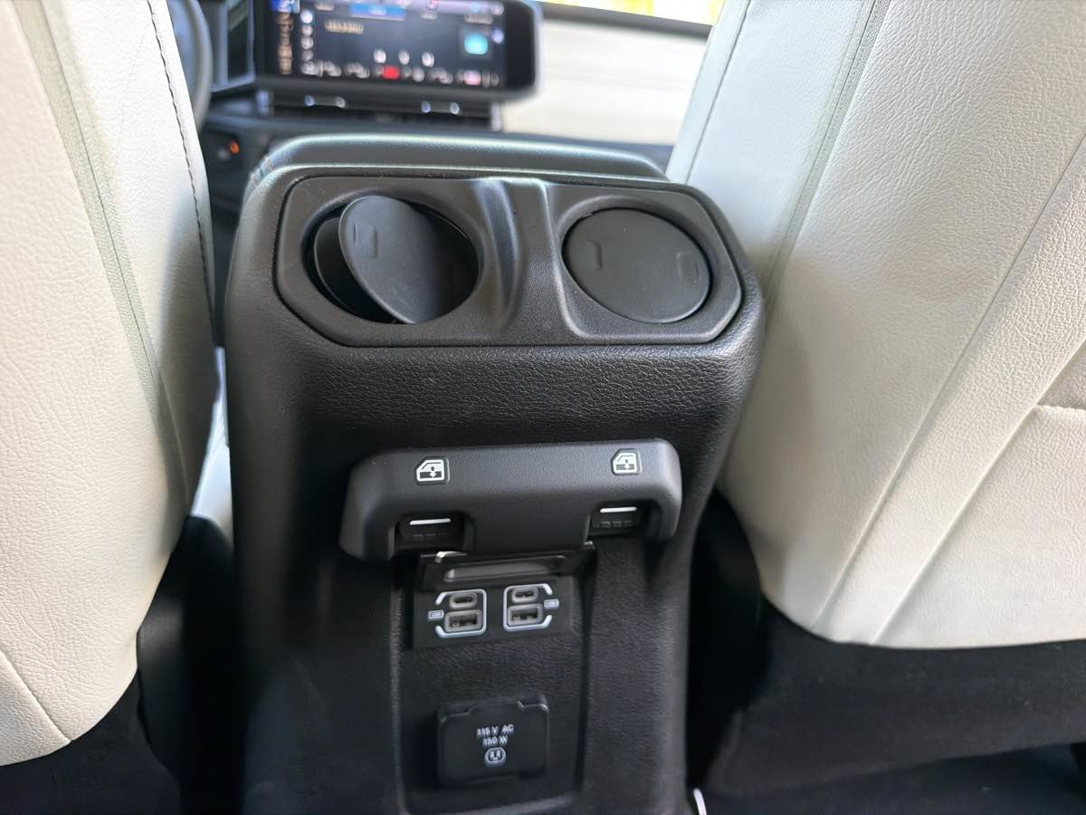 Used 2024 Jeep Wrangler Unlimited Sahara w/ Technology Group AWD/4WD image 26
