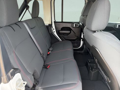 Used 2024 Jeep Wrangler Unlimited Rubicon image 13