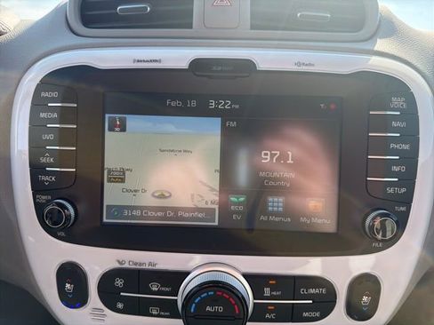 Used 2018 Kia Soul EV + w/ Sun & Fun Package image 25