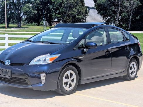 Used 2014 Toyota Prius Four w/ Solar Roof Package FWD image 4