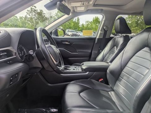 Used 2023 Toyota Highlander XLE AWD/4WD image 15