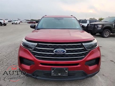 Used 2020 Ford Explorer XLT image 3