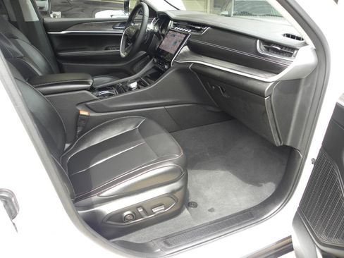 Used 2023 Jeep Grand Cherokee Limited w/ Black Appearance Package AWD/4WD image 17