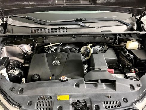 Used 2019 Toyota Highlander XLE AWD/4WD image 30