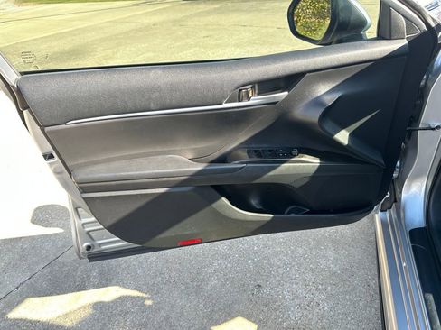Used 2023 Toyota Camry SE image 11