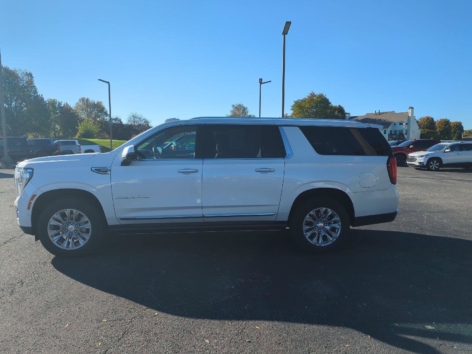 Used 2025 GMC Yukon XL Denali w/ Sun & Power Step Package AWD/4WD image 4