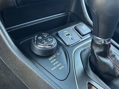 Used 2021 Jeep Cherokee Trailhawk image 25