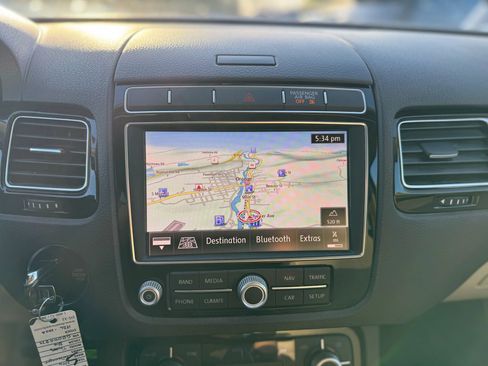 Used 2016 Volkswagen Touareg Sport image 18