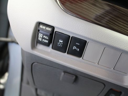 Used 2019 Toyota Sienna XLE image 11