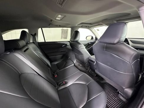 Used 2024 Toyota Highlander XLE AWD/4WD image 13