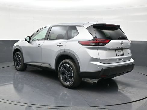 Used 2024 Nissan Rogue SV image 3