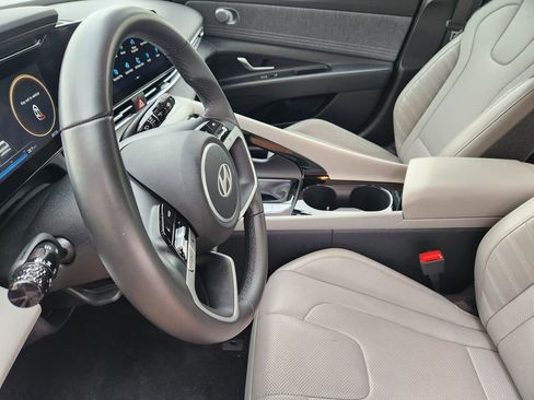 Used 2025 Hyundai Elantra Limited FWD image 12