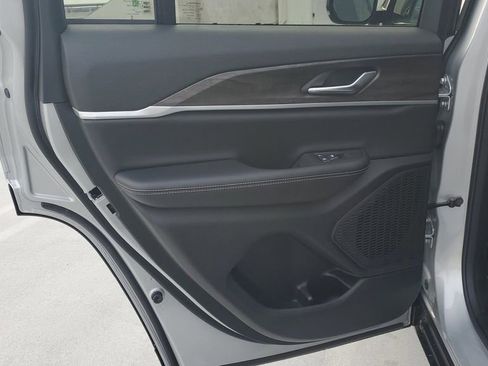 New 2025 Jeep Grand Cherokee Limited image 18