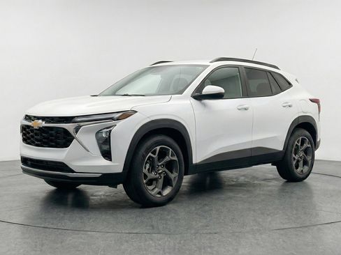 Used 2025 Chevrolet Trax LT w/ LT Convenience Package image 3