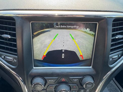 Used 2018 Jeep Grand Cherokee Laredo image 19