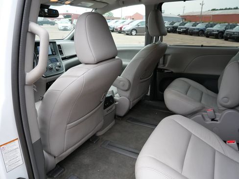 Used 2018 Toyota Sienna XLE w/ XLE Navigation Package AWD/4WD image 16