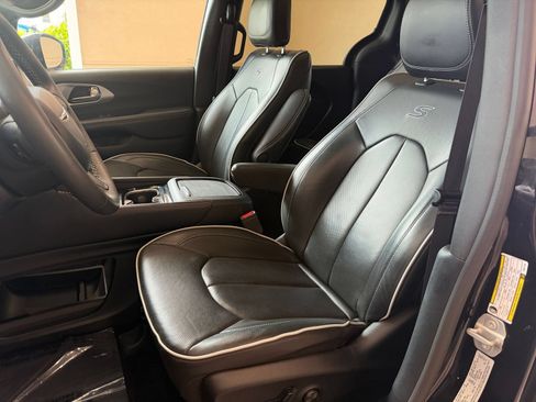 Used 2025 Chrysler Pacifica Limited FWD image 24