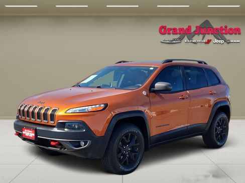 Used 2015 Jeep Cherokee Trailhawk w/ Comfort/Convenience Group AWD/4WD image 3