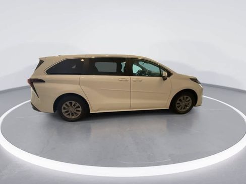 Certified 2024 Toyota Sienna LE AWD/4WD image 9