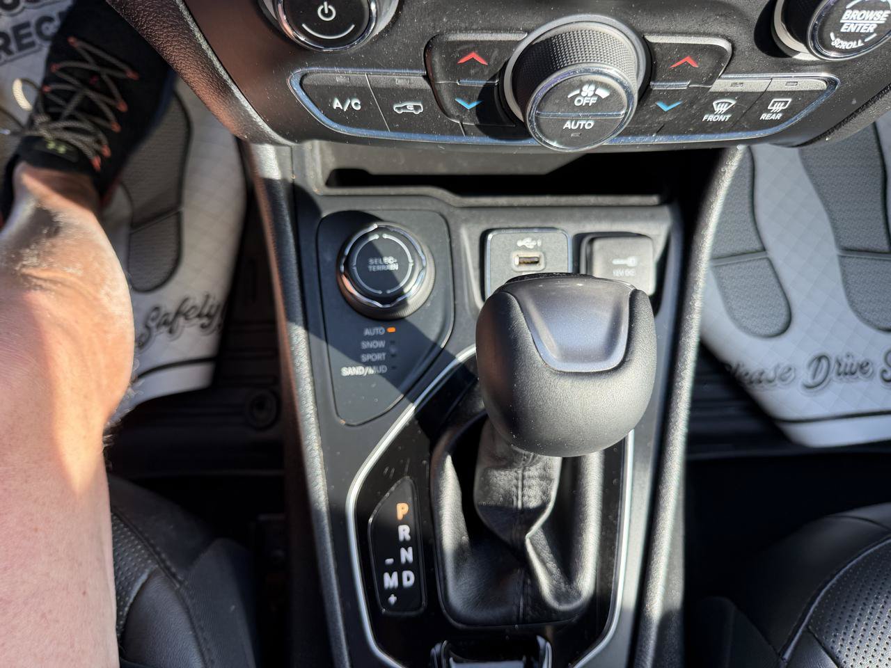 Used 2019 Jeep Cherokee Limited AWD/4WD image 16