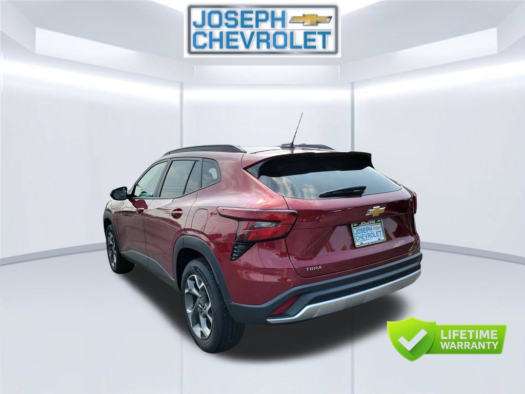 Used 2025 Chevrolet Trax LT w/ Driver Confidence Package FWD image 4