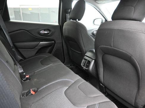 Used 2020 Jeep Cherokee Latitude w/ Cold Weather Group FWD image 24