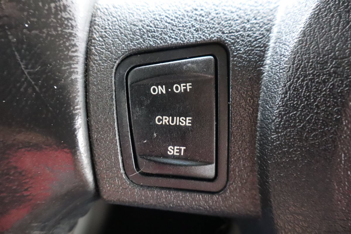 Used 2006 Jeep Commander Limited w/ Trailer Tow Group IV AWD/4WD image 33