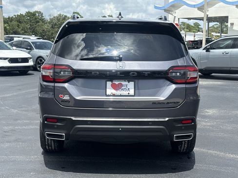 Certified 2025 Honda Pilot Black Edition image 8