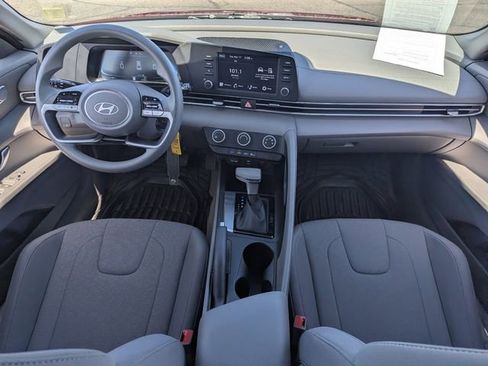 Used 2025 Hyundai Elantra SE image 14
