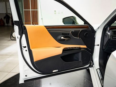 New 2025 Lexus ES 350 Ultra Luxury image 24