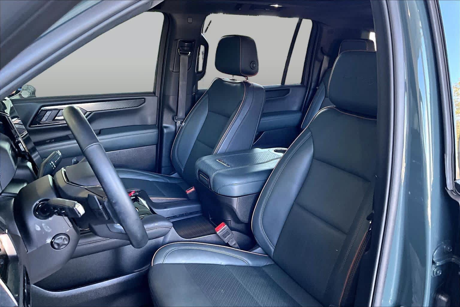 Used 2025 GMC Yukon XL AT4 w/ AT4 Premium Package AWD/4WD image 8