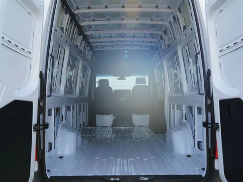 Used 2025 Mercedes-Benz Sprinter 2500 image 32