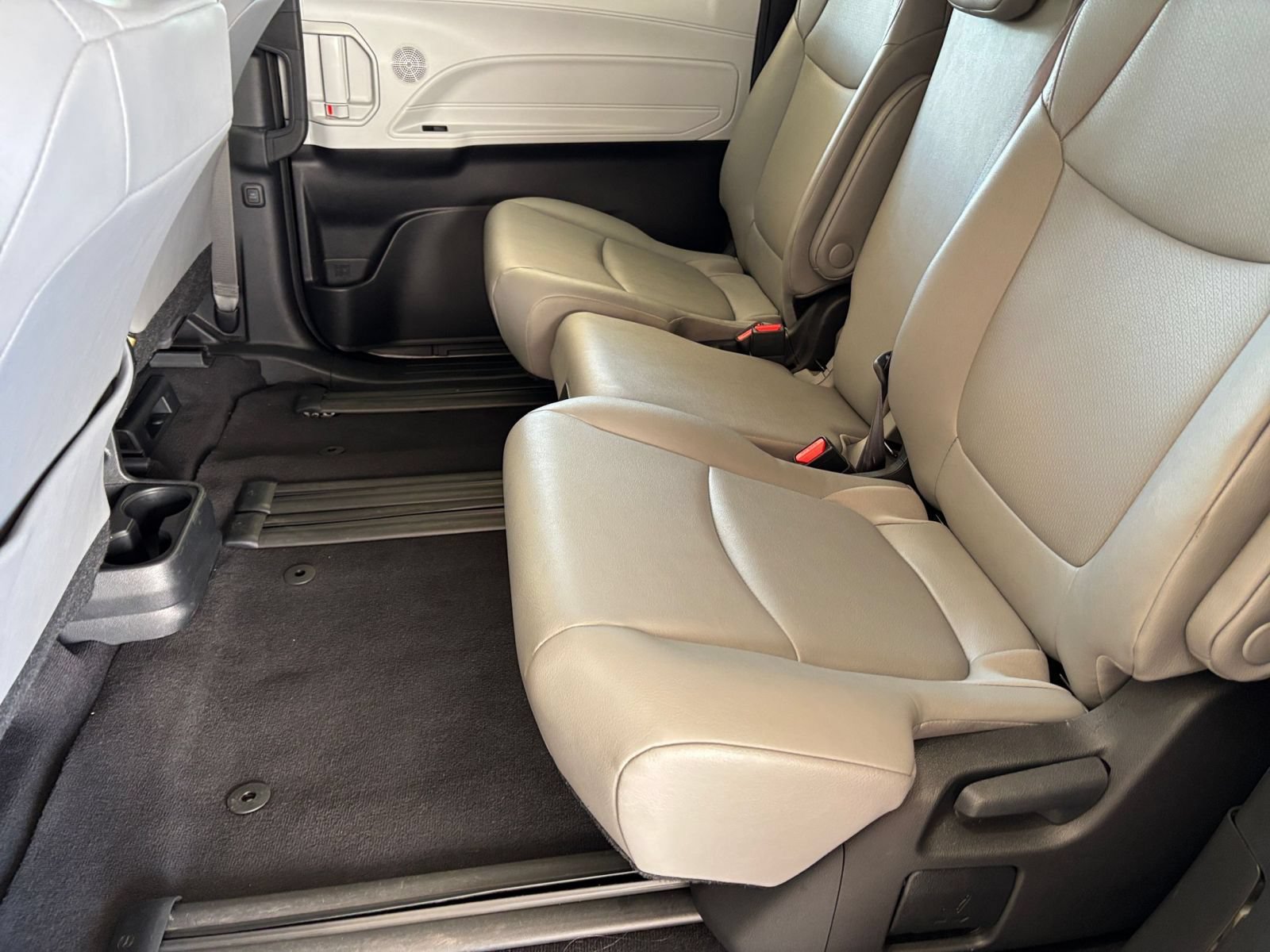 Used 2025 Toyota Sienna XLE FWD image 26