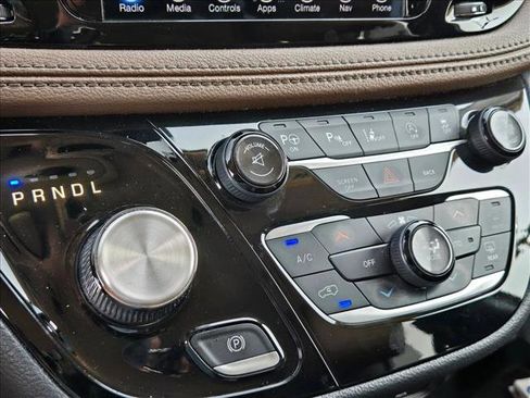 Used 2017 Chrysler Pacifica Limited image 14