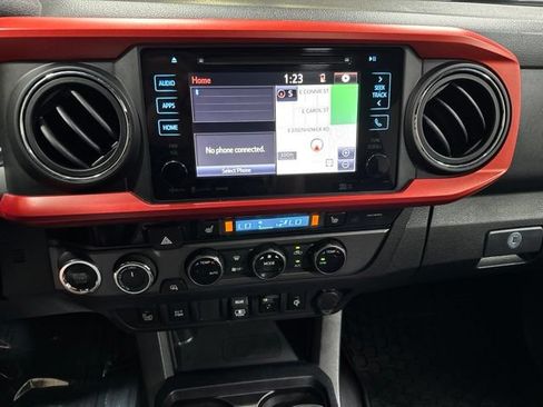 Used 2018 Toyota Tacoma SR5 AWD/4WD image 18