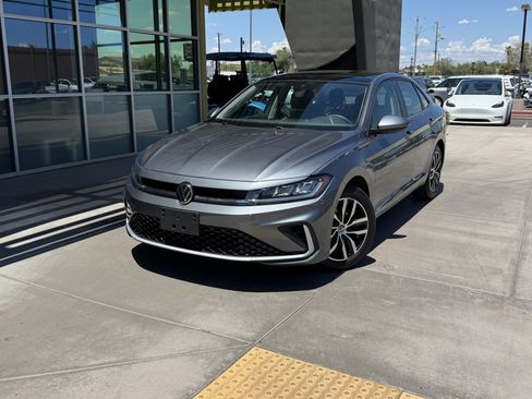 Used 2025 Volkswagen Jetta SE w/ Sunroof Package FWD image 2