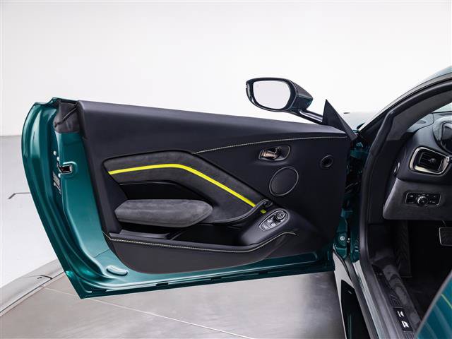 Used 2023 Aston Martin V8 Vantage Coupe RWD image 27