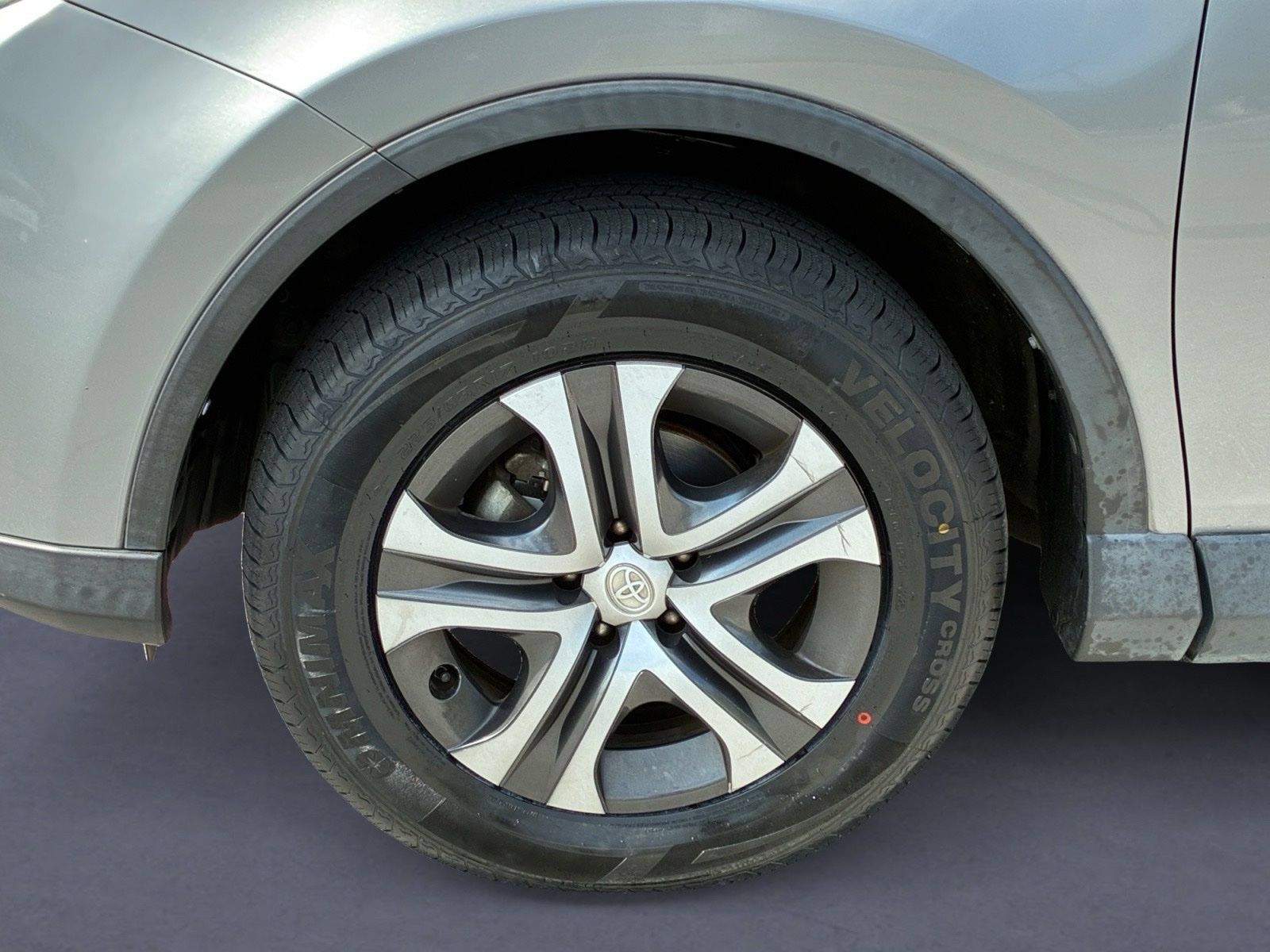 Used 2018 Toyota RAV4 LE FWD image 9