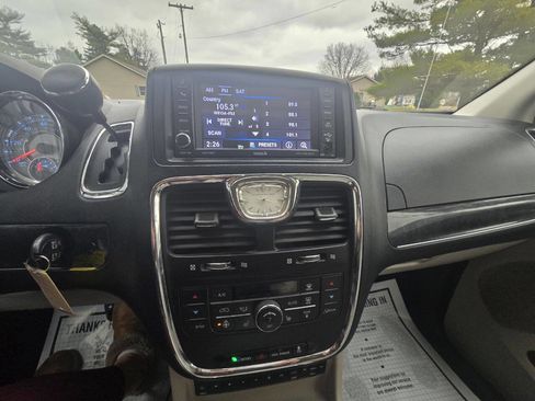 Used 2012 Chrysler Town & Country Limited w/ Luxury Group image 16