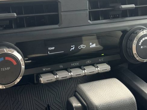 Used 2024 Toyota Tacoma SR5 AWD/4WD image 17