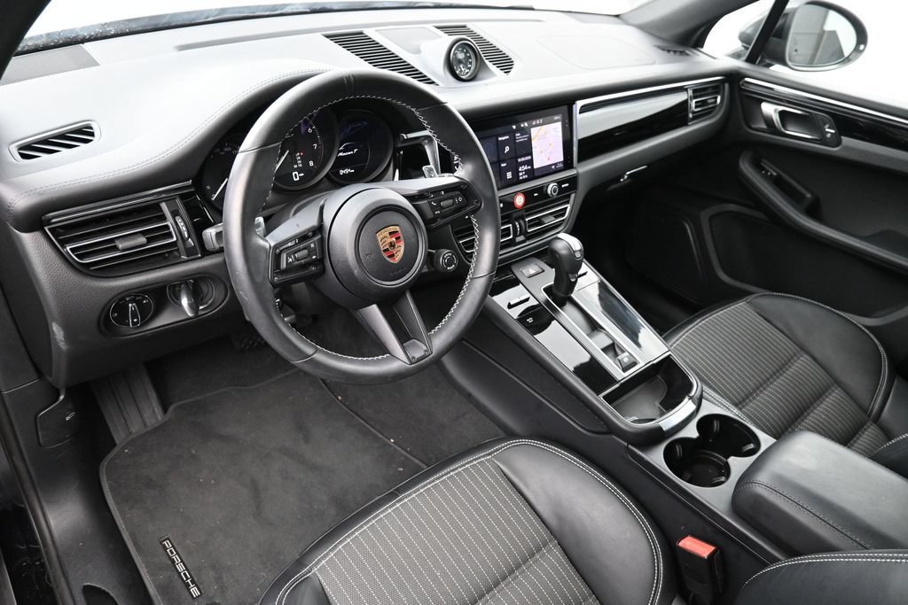 Used 2025 Porsche Macan AWD/4WD image 4
