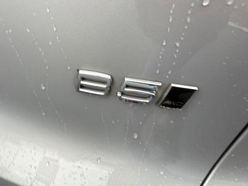 Used 2023 Volvo XC40 B5 Core image 5