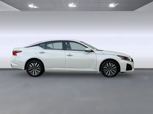 Used 2023 Nissan Altima 2.5 SV image 7