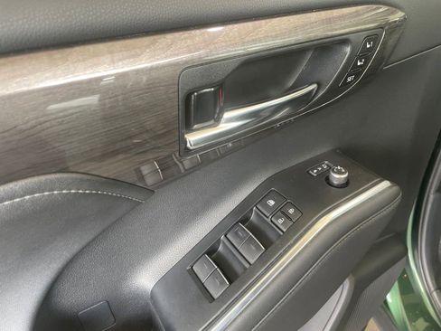 Used 2024 Toyota Highlander Limited AWD/4WD image 17
